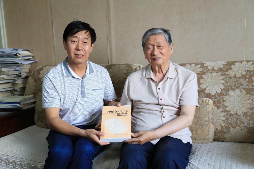 杨承训教授向校史馆捐赠著作《中国特色社会主义经济学》